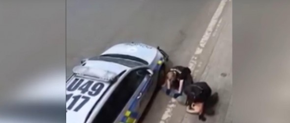 Un tânăr de origine romă, imobilizat la fel ca George Floyd: suspectul a murit în ambulanţă